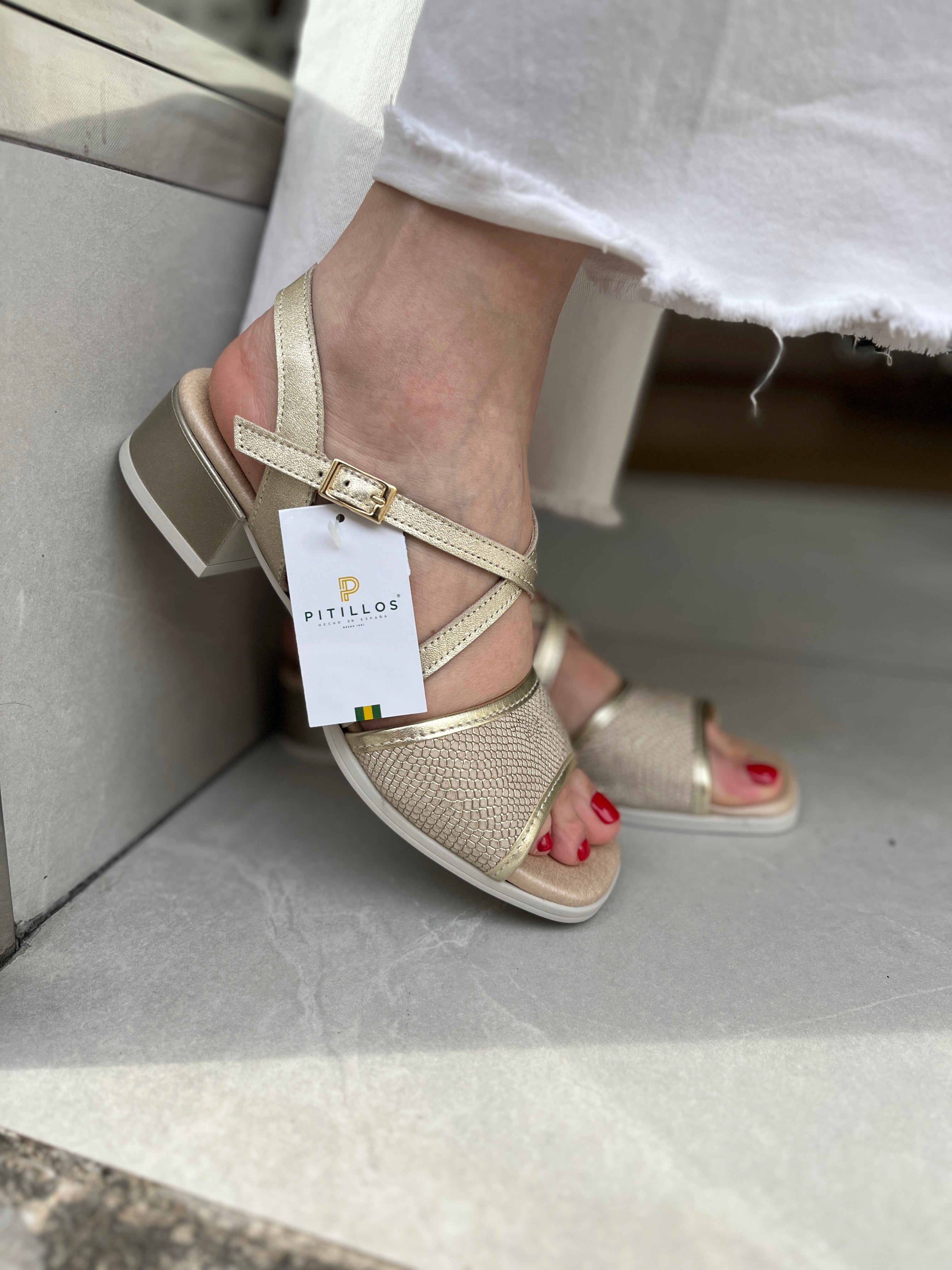 Sandalia con tacón bajo Pitillos