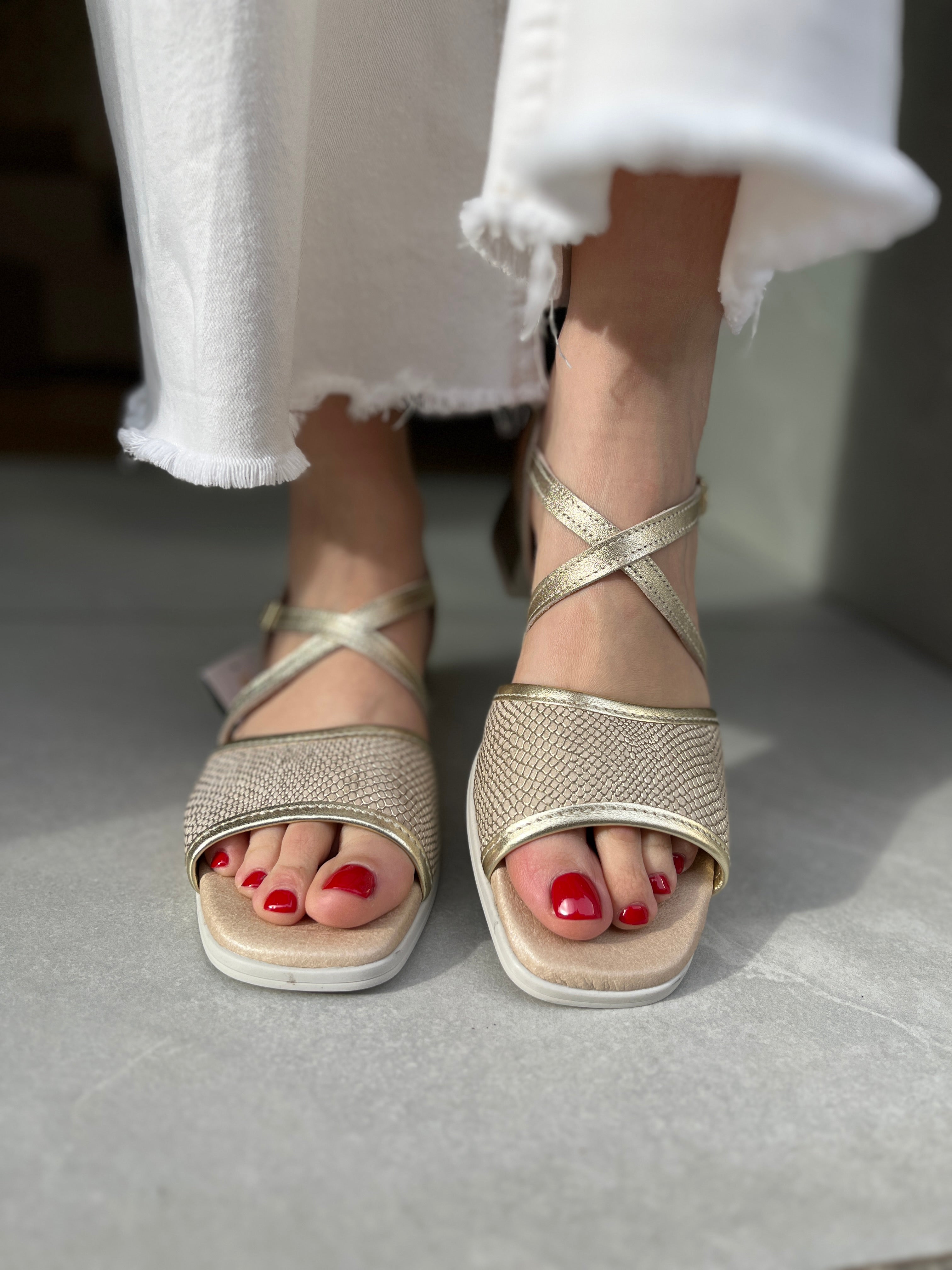 Sandalia con tacón bajo Pitillos